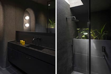 En el baño principal, con acabado rugoso en Piedraplast (Tarquini), mesada de granito ‘Brasil Leather’ (Oscar Revestimientos). Apliques ‘Moonlight’ (Lûp Chile).