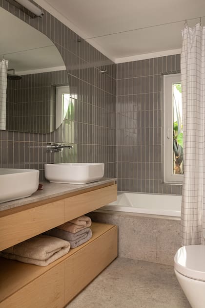 En el baño principal, el protagonista es el mueble enchapado en roble con mesada en mármol Tundra Grey, el mismo material que se usó para el piso.