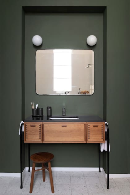 En el baño principal, nuevamente el color Kem Satin ‘6208’ (Sherwin Williams). El piso de mosaicos graníticos ‘Splash Aqua’ (Quadri), también contiene toques de verde. Espejo (Deco Diseño).