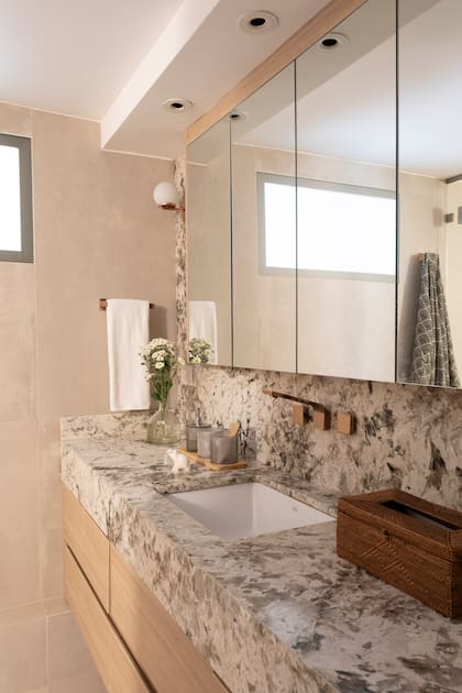 En el baño principal se destaca el uso de la cuarcita ‘Alpinus’ (Ragolia) en la alzada y la mesada.