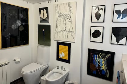 En el baño-sala de exposición de María Casado Home Gallery en este momento se puede ver obra de Jane Brodie, Charlie Aguirre, Santiago Poggio, Bruno Gruppalli, Paloma Zamorano, Andrés Pasinovich, Claudia Casarino, Lola Goldstein, Carolina Raquel Antich y Federico Lanzi.