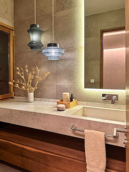En el baño se combinó la iluminación led con colgantes. Mesada empotrada (Dekton)