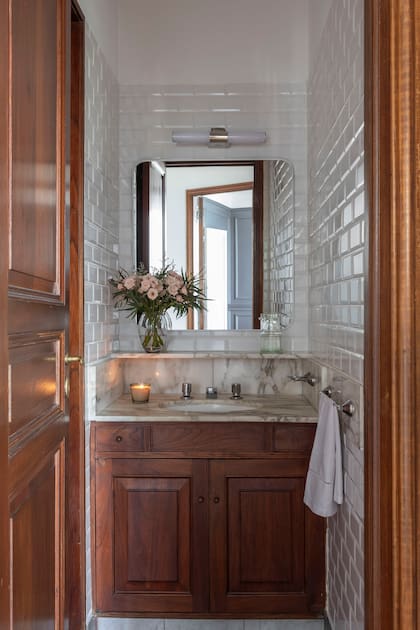 En el baño se mantuvo el vanitory, al que se le agregó el espejo (Antiguo Vagón Deco) y el artefacto de luz (Iluminarte).