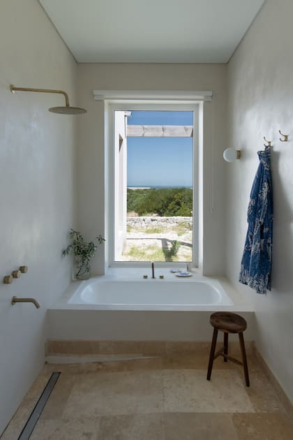 En el baño, también se buscó la vista al mar. Grifería (Peirano) y bata (Flory Perkins).