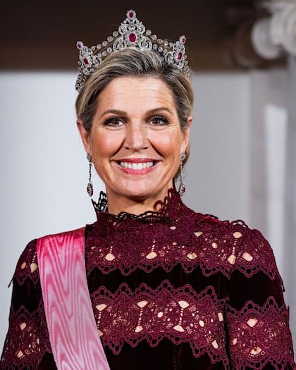 En el banquete, la reina lució una corona de 1888 con diamantes y rubíes que forma parte de su colección