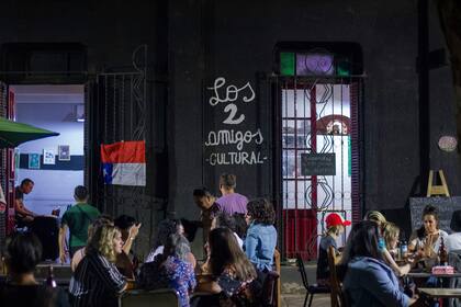 En el bar cultural Los Dos Amigos, en la ciudad de Mendoza, actuarán artistas de la Argentina y Chile