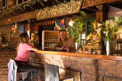 En el bar El Tibet se expone escenografía original de la película Siete Años en El Tibet.