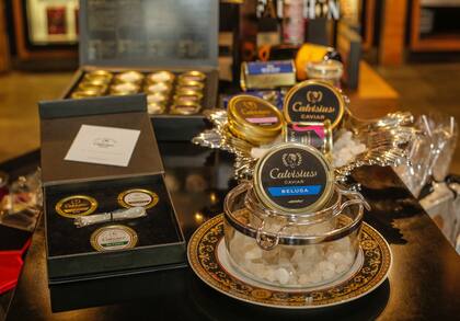 En el bar hay venta de caviar italiano, iraní, ucraniano y uruguayo
