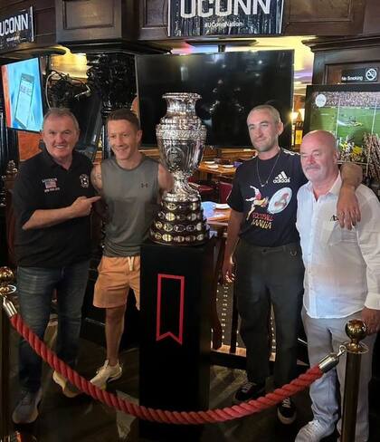 En el bar Legends de New york estuvo la Copa América y los asistentes pudieron sacarse una foto con el trofeo