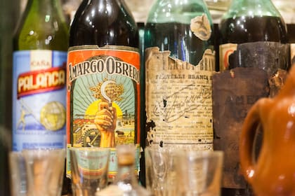 En el bar tienen botellas de colección.