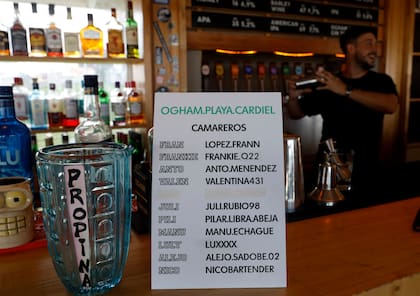 En el bar y restaurante Oghan de Mar del Plata, los camareros pueden recibir las propinas con sus alias personales