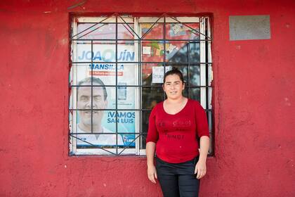 En el barrio 9 de Julio, Érica Lucero tiene en su casa un cartel de Joaquín Mansilla, de Libres del Sur, que no pasó el filtro de las PASO "por nueve votos"