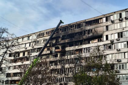 En el barrio de Dniproskyi, a 30 minutos del centro, los rescatistas trabajan en un edificio de ocho plantas que fue alcanzado por un ataque ruso