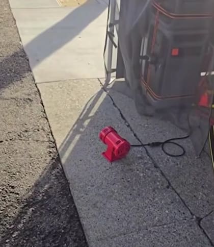 En el barrio de Highland Park, en Los Ángeles, un grupo de residentes y activistas comunitarios ha implementado un sistema de sirenas para alertar sobre la presencia de agentes