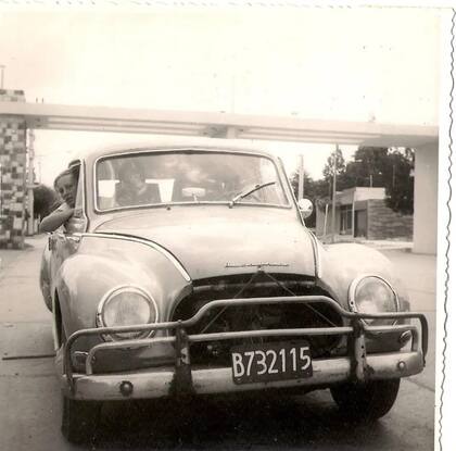 En el barrio de Merlo con su madre al volante asomándose por la ventana.
