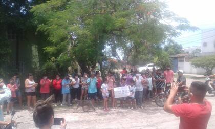 En el Barrio Eva Perón, un grupo de vecinos se reunió para reclamar las dos sidras y el pan dulce que cada año reparte el gobernador Gildo Insfrán desde 1995.