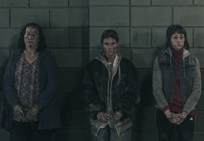 En el Barro. (L to R) Ana Garibaldi as Gladys, Valentina Zenere as Marina, Camila Peralta as Solita in En el Barro. Cr. Consuelo Oppizzi / Netflix ©2025