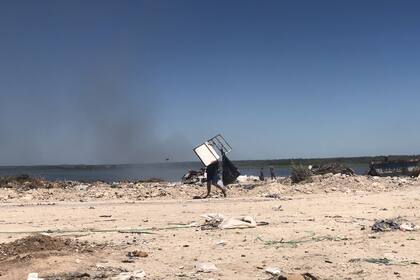 En el basural El Volcadero, en el barrio San Martín de Paraná, Entre Ríos, las familias buscan lo básico para sobrevivir: comida, ropa y cualquier cosa que puedan vender