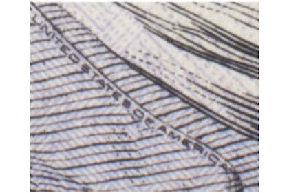 En el borde de la camisa de Benjamin Franklin (billete de US$100) se puede leer la frase "United States of America"