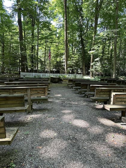 En el bosque que rodea al pueblo hay un tacón de árbol donde a diario se paran los espiritistas para hacer sesiones grtuitas con el público