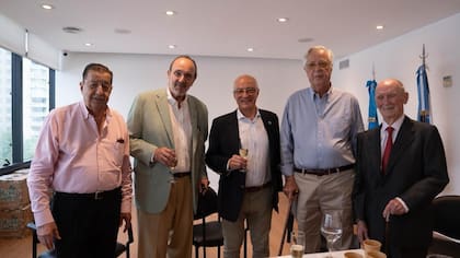 En el brindis de fin de año en la asociación Alberto Guil, Alfredo Gusmán, Amadeo Derito, Carlos Guerrero y Martín Lizaso Bilbao