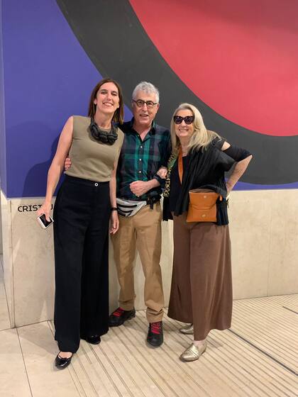 En el brindis, Victoria Noorthoorn, el artista Alberto Goldenstein y Alicia de Arteaga.