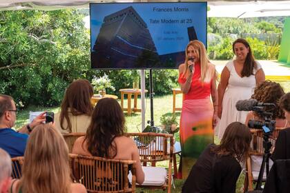En el brunch que organizó en Casa Neptuna, la sede de la Fundación Ama Amoedo que diseñó el artista Edgardo Giménez en José Ignacio, la mecenas y filántropa anunció la apertura de las becas para la próxima edición de la Residencia FAARA. En el evento, que contó con la presencia de coleccionistas, artistas, curadores e invitados especiales, participó Frances Morris, directora emérita del Tate Modern Museum.