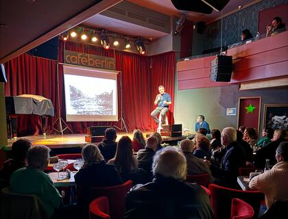 En el Café Berlín se puede ver material de archivo y es un momentod e encuentro de quienes participan de las caminatas organizadas por al revista Devoto