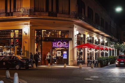 En El Cairo, una mesa señalizada especialmente evoca las tertulias que Roberto Fontanarrosa tenía en ese bar icónico de Rosario