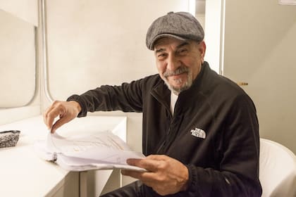 En el camarín, Miguel Angel Rodríguez repasa la letra de su personaje