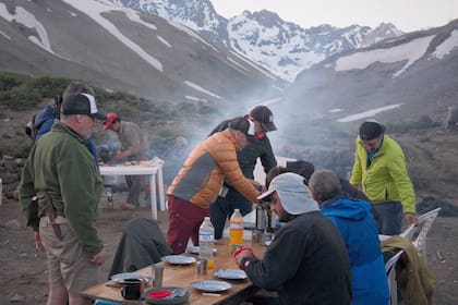 En el camino de regreso se pasa la noche en el campamento, donde hacen un fogón y comen chivito cordillerano