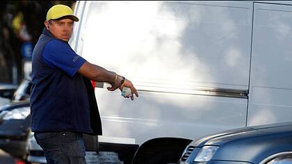 En el Campo de Polo, en Palermo, ayer los “trapitos” dirigían el estacionamiento
