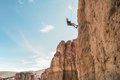 En el Cañadón Caracoles hay varios paredones preparados para los fans de la escalada. Los novatos pueden reservar una salida en versión bautismo con guías especializados y equipos adecuados.