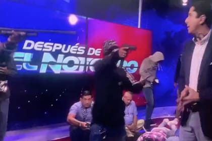 En el canal de TC Televisión en Guayaquil, hombres encapuchados se metieron a las instalaciones con armas.