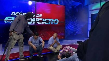En el canal TC Televisión en Guayaquil, hombres encapuchados se metieron a las instalaciones con armas