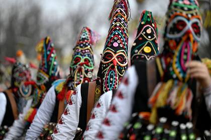 En el carnaval en Sofía usan máscaras de colores, cubiertas con cuentas, cintas y borlas de lana.