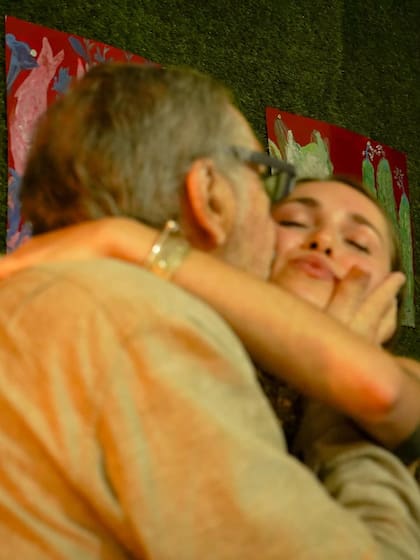En el carrusel, Macarena añadió una foto del día que presentó su libro de poemas Inmorales, junto a Luis Brandoni