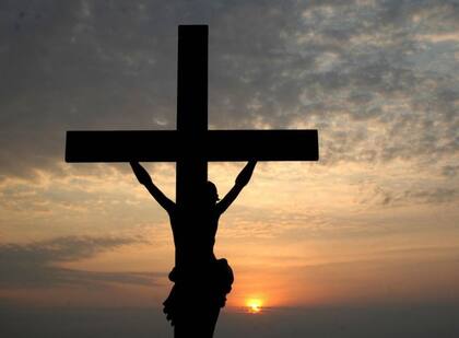 En el caso de Jesús, fue el anuncio del Reino de Dios. Es decir: un reino de justicia divina frente a la injusticia de César, un reino de paz frente a ese período bélico, un reino de abundancia frente a la hambruna.