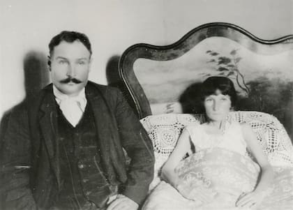 En el caso de la fotografía pre mortem, era importante que la persona a punto de fallecer se mostrara con los ojos bien abiertos, como un registro de su última imagen con vida. Rafaela, Santa Fe, 1920.