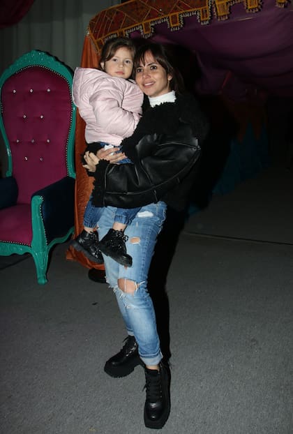 En el caso de Romina Urhrig, que este año debutó como vedette en la obra Toy sin plata, comandada por Nito Artaza y Miguel Ángel Cerutti, compatibilizó su rol de mamá y el de amiga