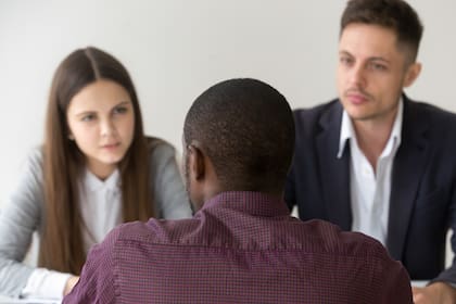 En el caso de una denegación estándar, sucede cuando el solicitante no logra demostrar una persecución. Esto no implica una intención de engañar