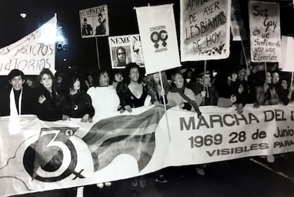 En el CCK se inaugura la muestra "Comunidad en Marcha", con imágenes como esta de 1994; en el centro de la imagen, las militantes lesbianas Ilse Fuskova y Claudina Marek 