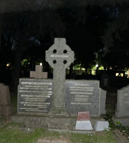 En el cementerio abundan las cruces celtas, símbolo de los difuntos protestantes