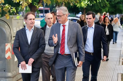 En el centro, Alfredo Paseyro, director dela Asociación de Semilleros Argentinos (ASA) al arribar a Agricultura