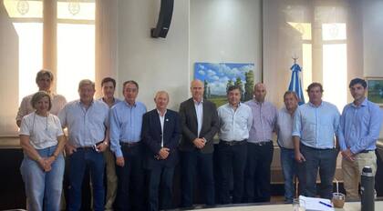 En el centro, Castagnan e Iraeta (ambos con saco azul) rodeado de dirigentes ruralistas de la Patagonia