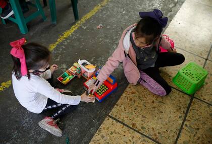 En el centro comunitario Renuevo, dos niñas juegan a comprar alimentos