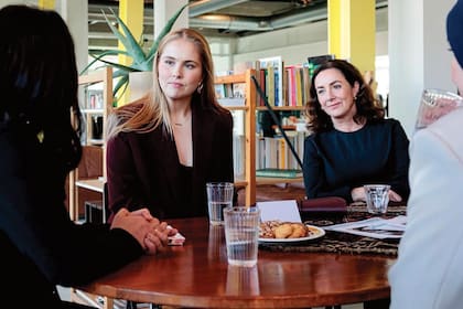 En el centro comunitario
Wildeman en Nieuw-West, conversó con
residentes, empresarios y representantes
de organizaciones sociales