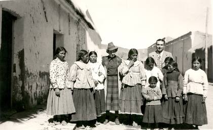 En el centro, con sombrero, Paulette Wollmann y a su derecha, su marido, Herminio Arrieta
