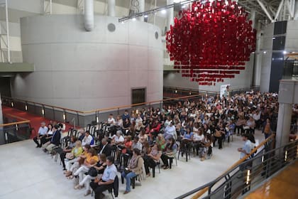 En el Centro Cultural Le Parc, en Mendoza, una esfera roja corona el hall de ingreso