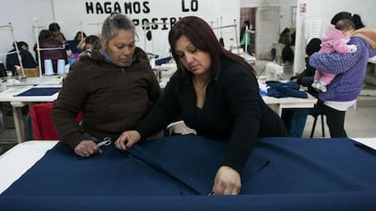 En el centro de capacitación de Rafael Castillo se dan cursos de costura, peluquería, electricidad y gas, entre otros oficios